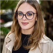 Francesca, diplomata in Pianoforte al Conservatorio, offre lezioni personalizzate di pianoforte e solfeggio per tutte le età! Metodo flessibile, adatto sia a principianti che a chi vuole approfondire lo studio classico o prepararsi agli esami